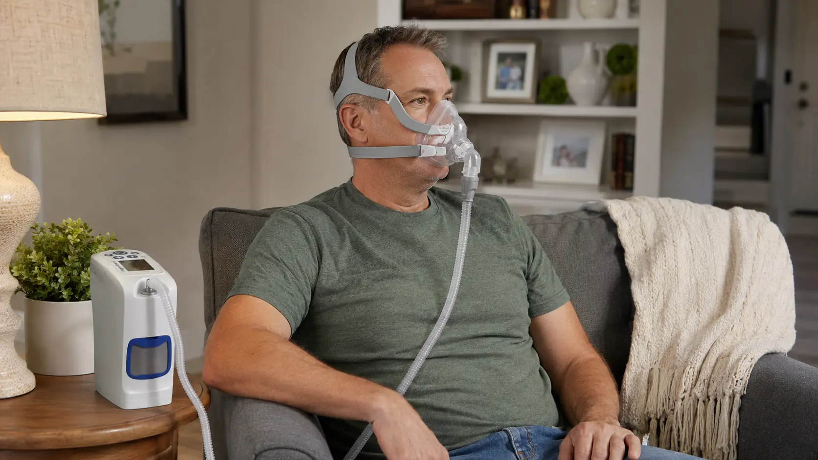 Homme utilisant un concentrateur d'oxygène Inogen Rove G6 avec masque à domicile
