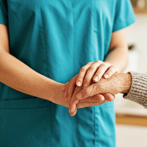 Professionnel de santé tenant la main d'une personne âgée à domicile